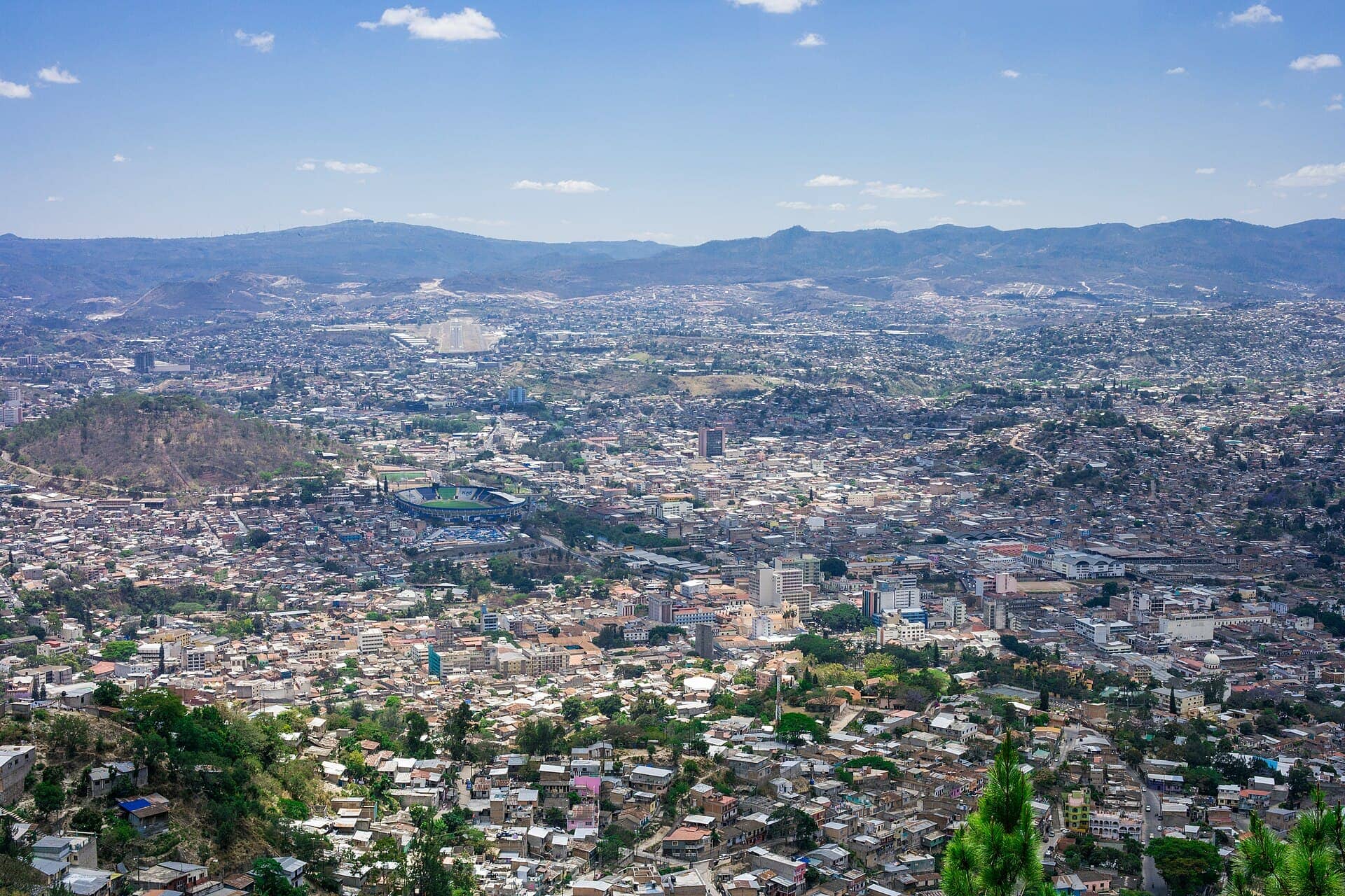 Vista aérea de Tegucigalpa entre montañas