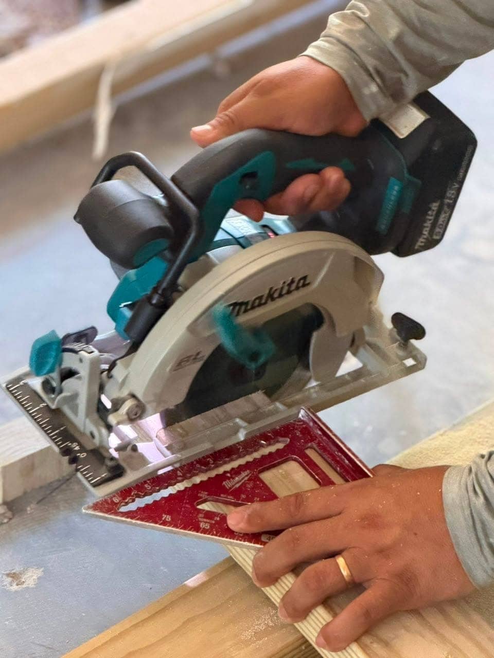 Circular saw cut with a professional guide square